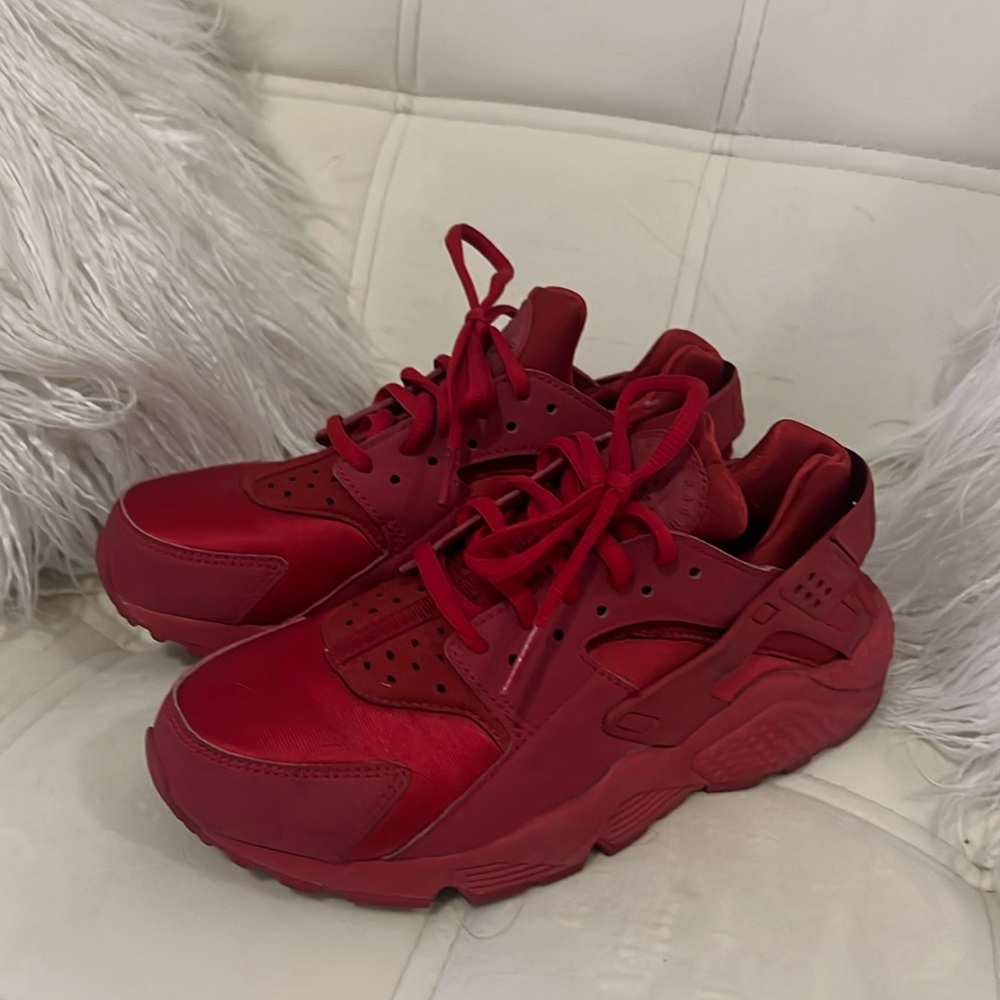 Nike air women’s red Hurache great condition